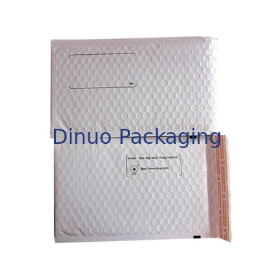백색 거품은 많은 거품 우송자 각자 - 책/DVD/선물을 위한 바다표범 어업을 포위합니다